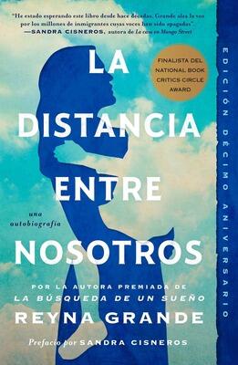 Book cover for 'La Distancia Entre Nosotros' by Reyna Grande.